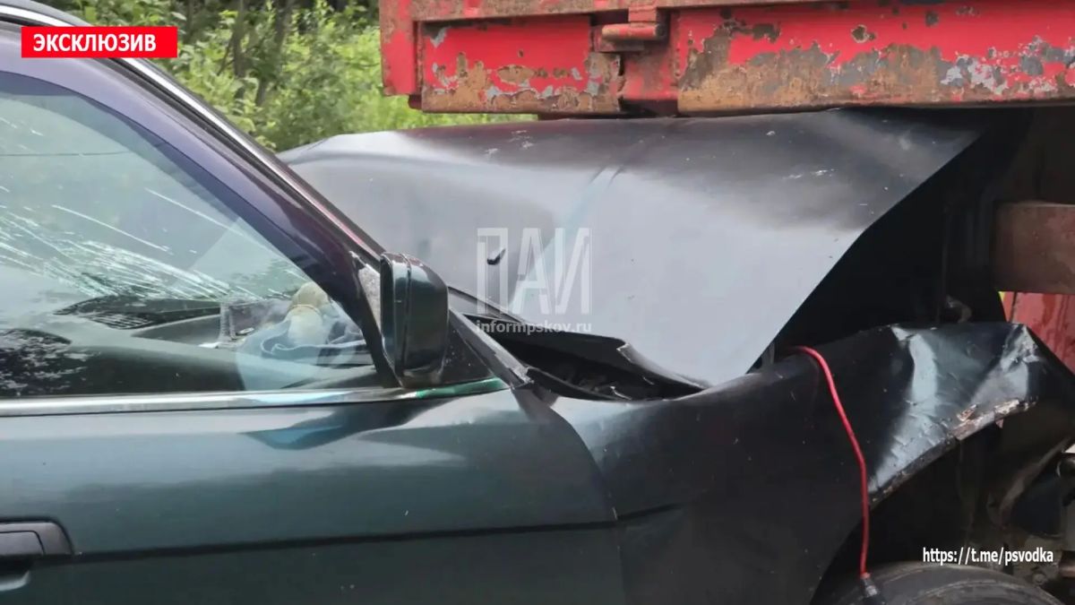 В Невеле, на перекрестке Усвяты-Великие Луки, водитель автомобиля BMW 1979 года рождения, не соблюдая дистанцию, совершил столкновение с грузовиком Iveco, который притормозил на светофоре В Невеле, на перекрестке Усвяты-Великие Луки, водитель автомобиля BMW 1979 года рождения, не соблюдая дистанцию, совершил столкновение с грузовиком Iveco, который притормозил на светофоре