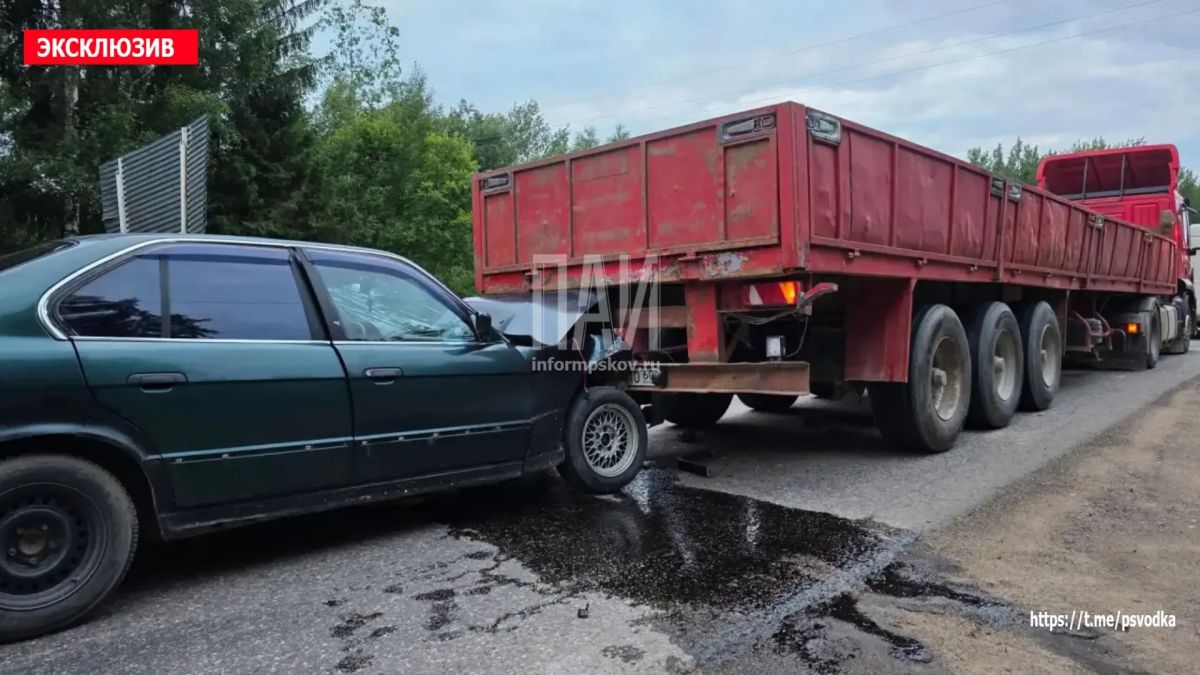 В Невеле, на перекрестке Усвяты-Великие Луки, водитель автомобиля BMW 1979 года рождения, не соблюдая дистанцию, совершил столкновение с грузовиком Iveco, который притормозил на светофоре В Невеле, на перекрестке Усвяты-Великие Луки, водитель автомобиля BMW 1979 года рождения, не соблюдая дистанцию, совершил столкновение с грузовиком Iveco, который притормозил на светофоре