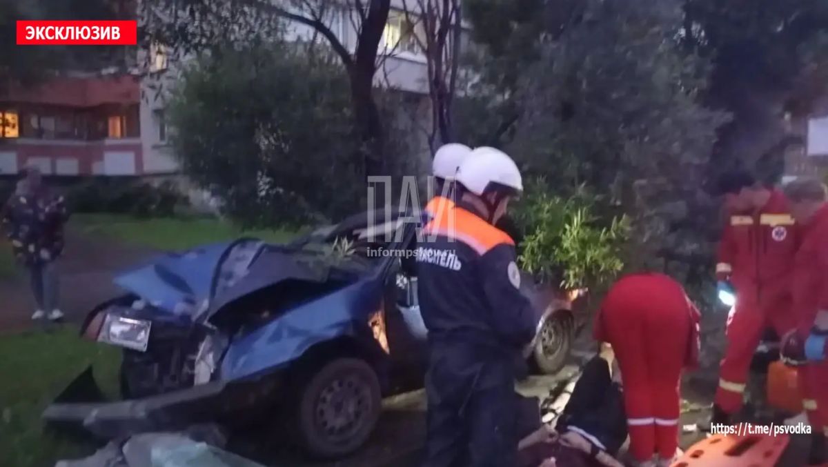 В Пскове, на Юбилейной улице у дома 85а, водитель автомобиля ВАЗ-2109, по предварительным данным, находившийся в состоянии алкогольного опьянения, совершил наезд на мачту освещения В Пскове, на Юбилейной улице у дома 85а, водитель автомобиля ВАЗ-2109, по предварительным данным, находившийся в состоянии алкогольного опьянения, совершил наезд на мачту освещения