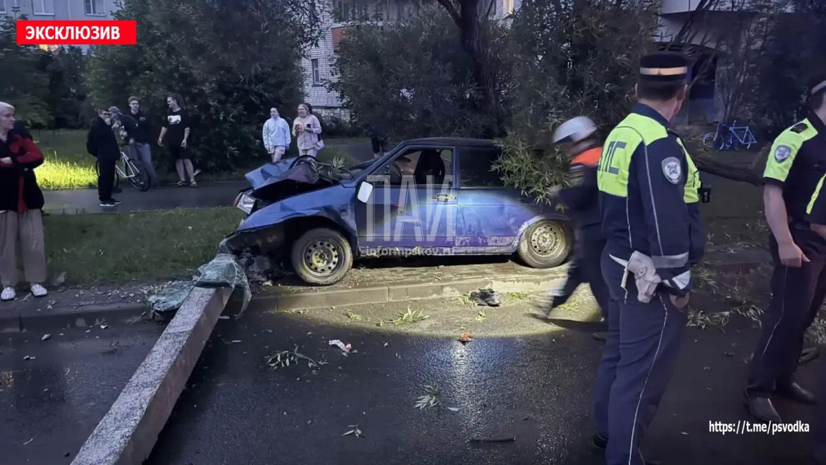 В Пскове, на Юбилейной улице у дома 85а, водитель автомобиля ВАЗ-2109, по предварительным данным, находившийся в состоянии алкогольного опьянения, совершил наезд на мачту освещения В Пскове, на Юбилейной улице у дома 85а, водитель автомобиля ВАЗ-2109, по предварительным данным, находившийся в состоянии алкогольного опьянения, совершил наезд на мачту освещения