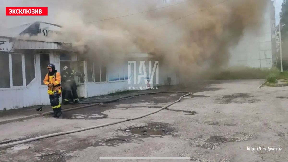 В Пскове, на улице Энтузиастов около дома 4, произошло возгорание ларьков В Пскове, на улице Энтузиастов около дома 4, произошло возгорание ларьков