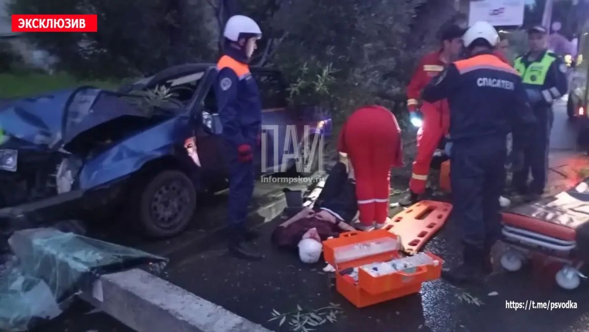 В Пскове, на Юбилейной улице у дома 85а, водитель автомобиля ВАЗ-2109, по предварительным данным, находившийся в состоянии алкогольного опьянения, совершил наезд на мачту освещения В Пскове, на Юбилейной улице у дома 85а, водитель автомобиля ВАЗ-2109, по предварительным данным, находившийся в состоянии алкогольного опьянения, совершил наезд на мачту освещения