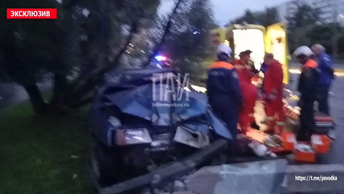 В Пскове, на Юбилейной улице у дома 85а, водитель автомобиля ВАЗ-2109, по предварительным данным, находившийся в состоянии алкогольного опьянения, совершил наезд на мачту освещения В Пскове, на Юбилейной улице у дома 85а, водитель автомобиля ВАЗ-2109, по предварительным данным, находившийся в состоянии алкогольного опьянения, совершил наезд на мачту освещения