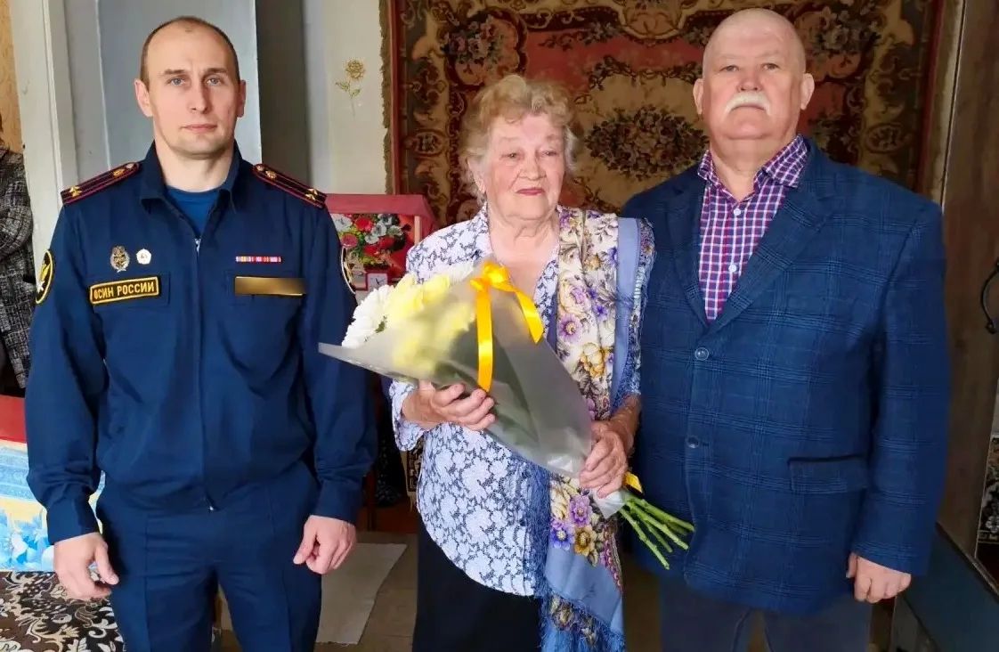 В с. Середка с 90-летним юбилеем поздравили Евгению Борисовну Лухманову
