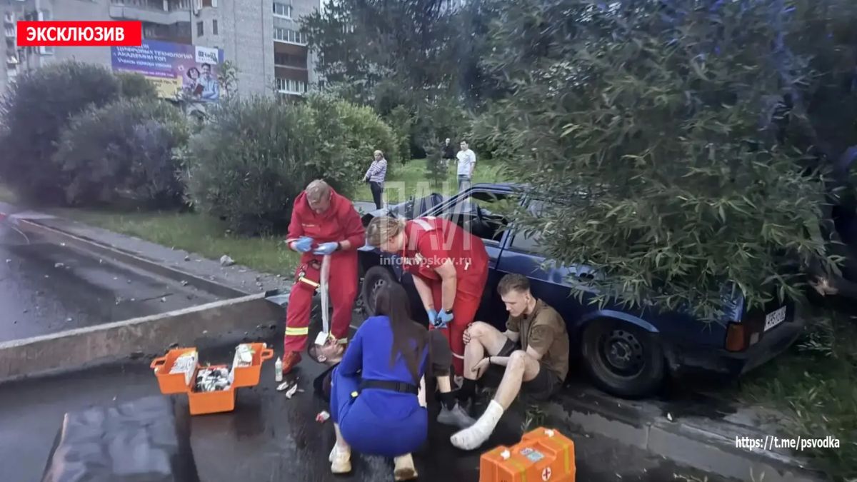 В Пскове, на Юбилейной улице у дома 85а, водитель автомобиля ВАЗ-2109, по предварительным данным, находившийся в состоянии алкогольного опьянения, совершил наезд на мачту освещения В Пскове, на Юбилейной улице у дома 85а, водитель автомобиля ВАЗ-2109, по предварительным данным, находившийся в состоянии алкогольного опьянения, совершил наезд на мачту освещения