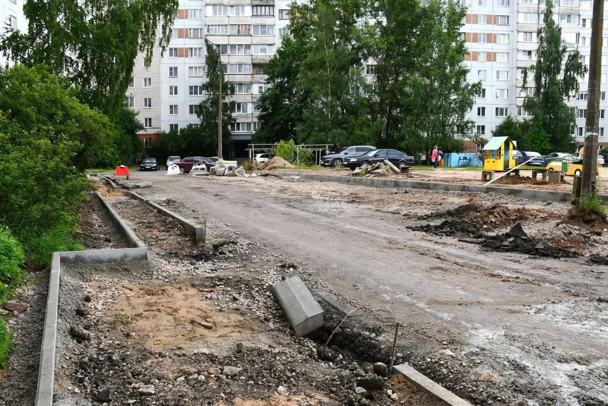 Начался ремонт двора на улице Западной в Пскове Начался ремонт двора на улице Западной в Пскове