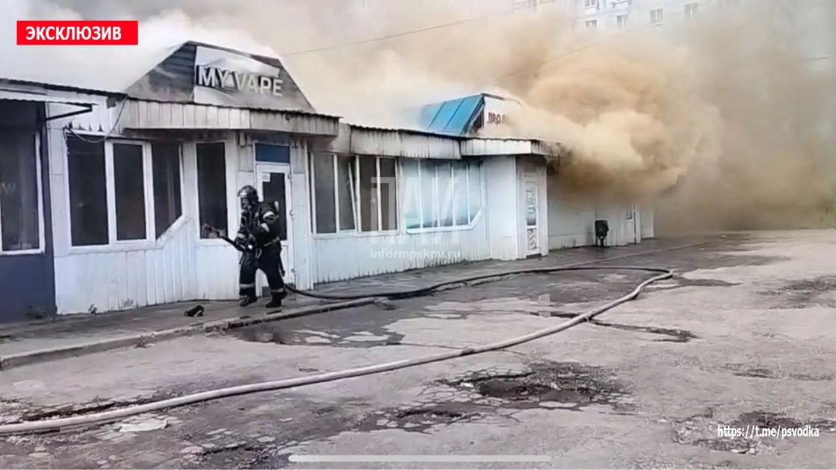 В Пскове, на улице Энтузиастов около дома 4, произошло возгорание ларьков В Пскове, на улице Энтузиастов около дома 4, произошло возгорание ларьков