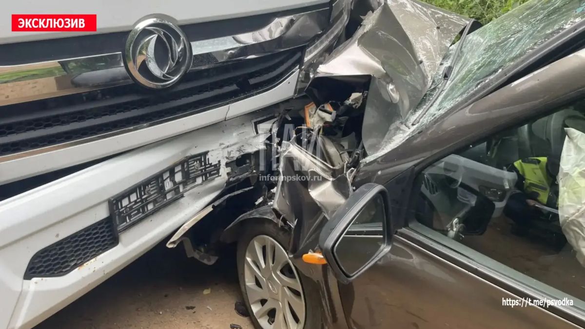 В Опочецком районе, в деревне Святотечь, на узкой дороге на повороте произошло столкновение автомобиля Lada Granta и мусоровоза В Опочецком районе, в деревне Святотечь, на узкой дороге на повороте произошло столкновение автомобиля Lada Granta и мусоровоза