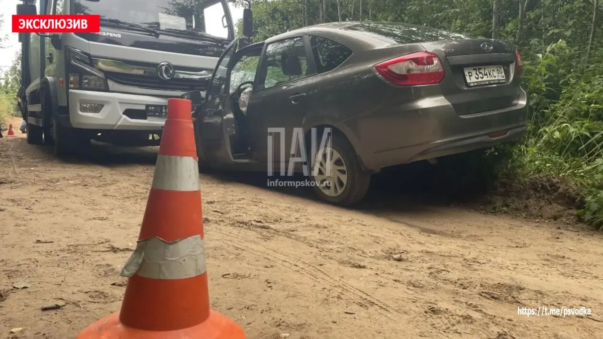 В Опочецком районе, в деревне Святотечь, на узкой дороге на повороте произошло столкновение автомобиля Lada Granta и мусоровоза В Опочецком районе, в деревне Святотечь, на узкой дороге на повороте произошло столкновение автомобиля Lada Granta и мусоровоза
