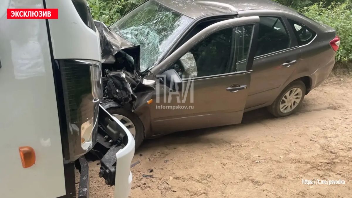 В Опочецком районе, в деревне Святотечь, на узкой дороге на повороте произошло столкновение автомобиля Lada Granta и мусоровоза В Опочецком районе, в деревне Святотечь, на узкой дороге на повороте произошло столкновение автомобиля Lada Granta и мусоровоза