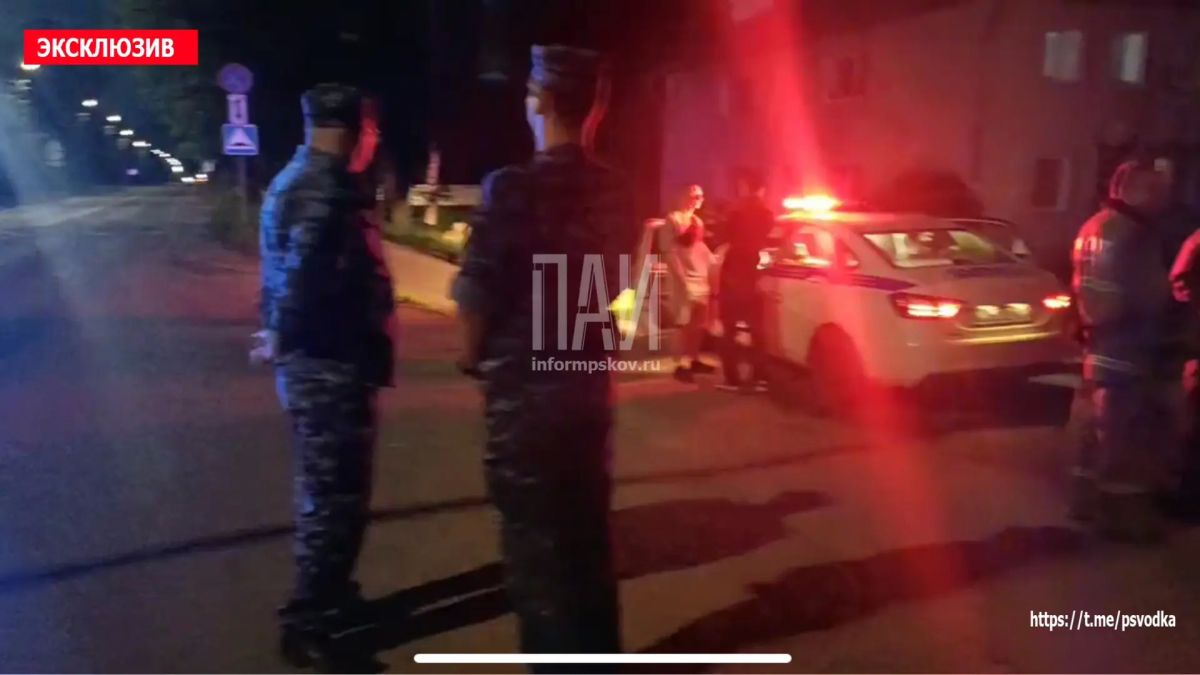 В Бежаницах, на улице Советской у дома 33, водитель автомобиля Opel совершил наезд на женщину на пешеходном переходе В Бежаницах, на улице Советской у дома 33, водитель автомобиля Opel совершил наезд на женщину на пешеходном переходе