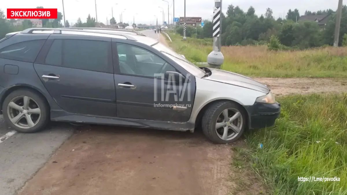 В Великолукском районе, в деревне Торчилово на улице Загородной у дома 43, произошло столкновение автомобилей Renault Laguna и Ford Mondeo В Великолукском районе, в деревне Торчилово на улице Загородной у дома 43, произошло столкновение автомобилей Renault Laguna и Ford Mondeo