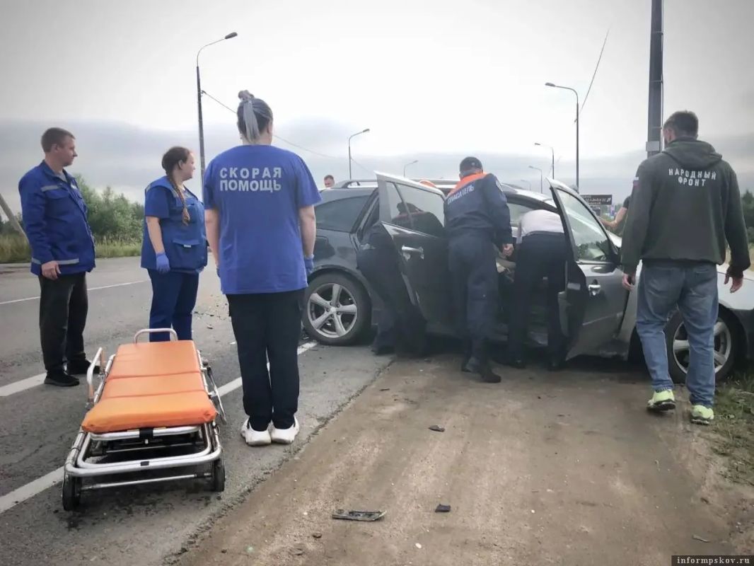 По пути на форум делегаты Народного фронта помогли пострадавшим в ДТП в Великих Луках По пути на форум делегаты Народного фронта помогли пострадавшим в ДТП в Великих Луках