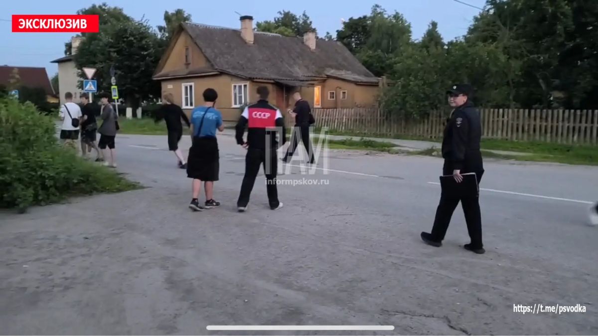 В Гдове, на улице Кингисепской у дома 32, водитель питбайка, подросток 16-17 лет, упал с транспортного средства на ходу В Гдове, на улице Кингисепской у дома 32, водитель питбайка, подросток 16-17 лет, упал с транспортного средства на ходу