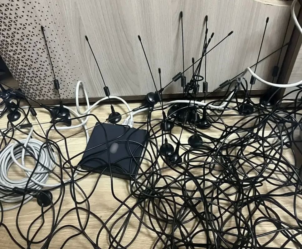 В Крыму мужчина организовал работу сим-боксов для мошенников — его арестовали