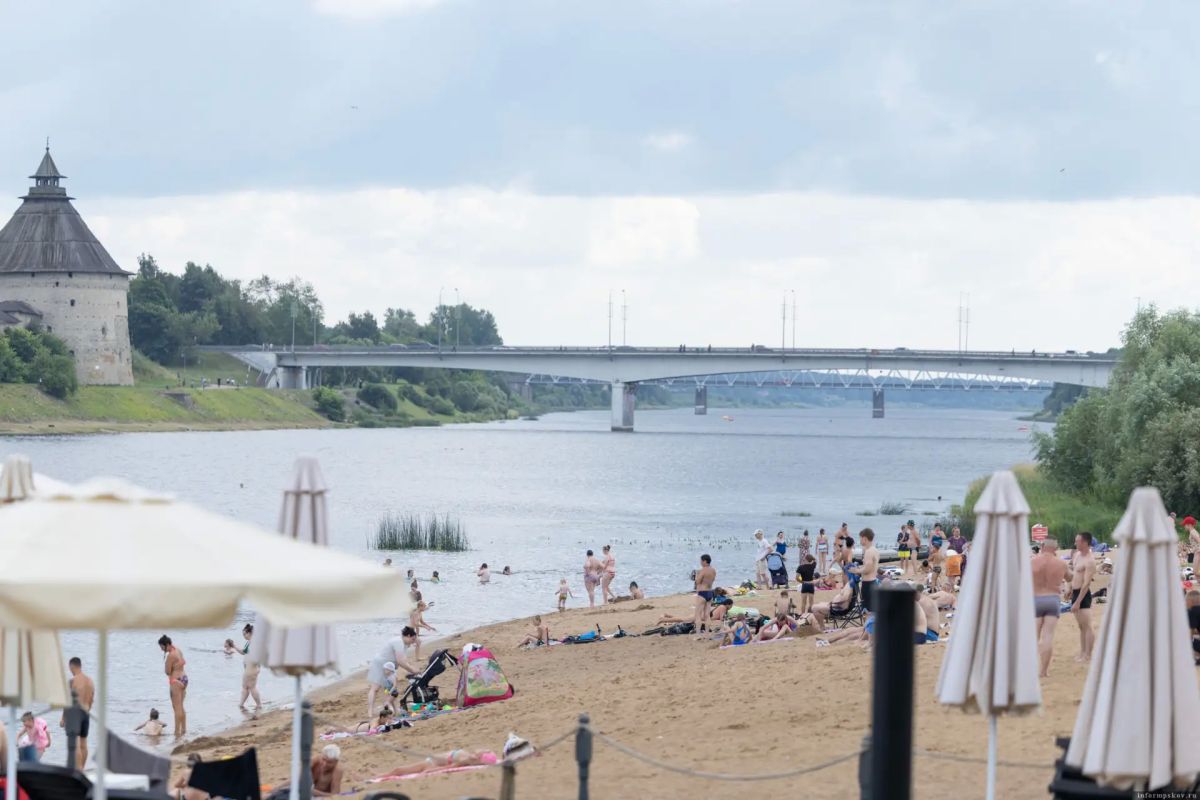 Купаться на городском пляже Пскова снова можно!