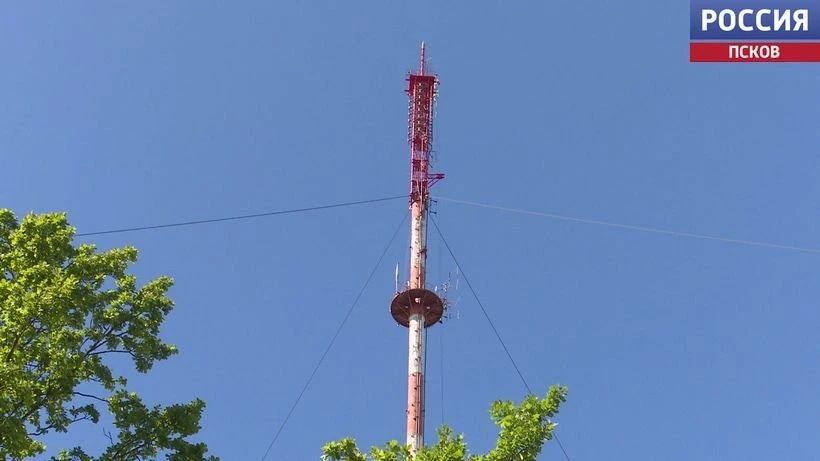 На высоте 180 метров: в Пскове начали покраску телевизионной мачты На высоте 180 метров: в Пскове начали покраску телевизионной мачты