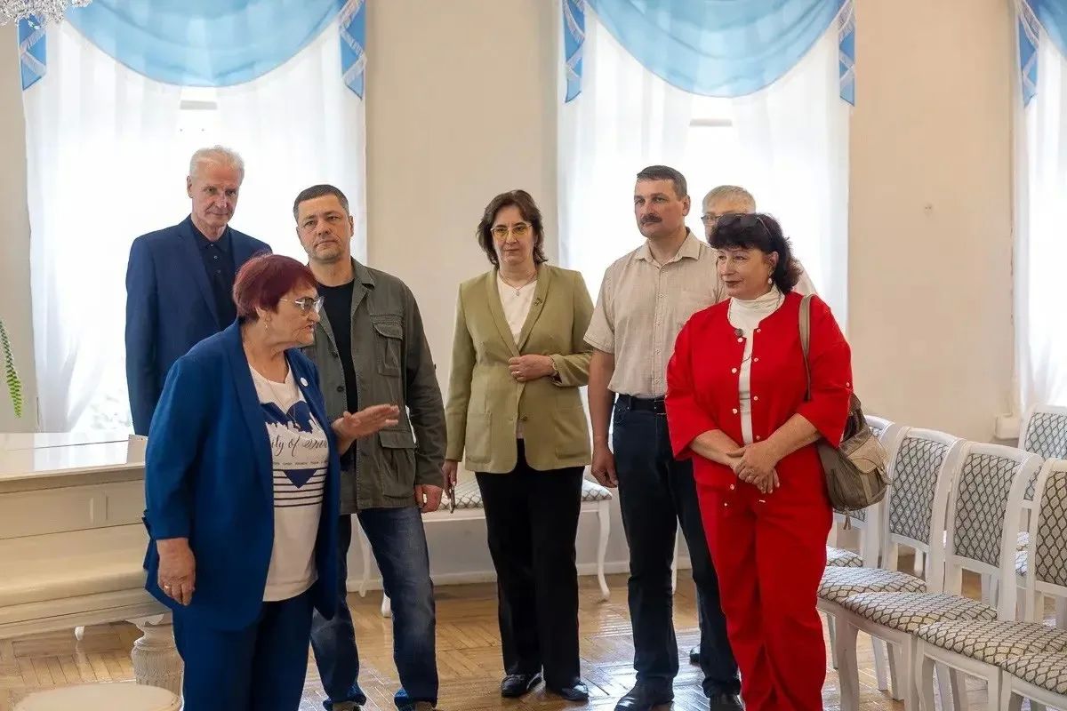 Михаил Ведерников: С художественным руководителем и директором Государственного академического Мариинского театра, генеральным директором Большого театра Валерием ГЕРГИЕВЫМ обсудили реализацию совместных проектов в Псковской... Михаил Ведерников: С художественным руководителем и директором Государственного академического Мариинского театра, генеральным директором Большого театра Валерием ГЕРГИЕВЫМ обсудили реализацию совместных проектов в Псковской...