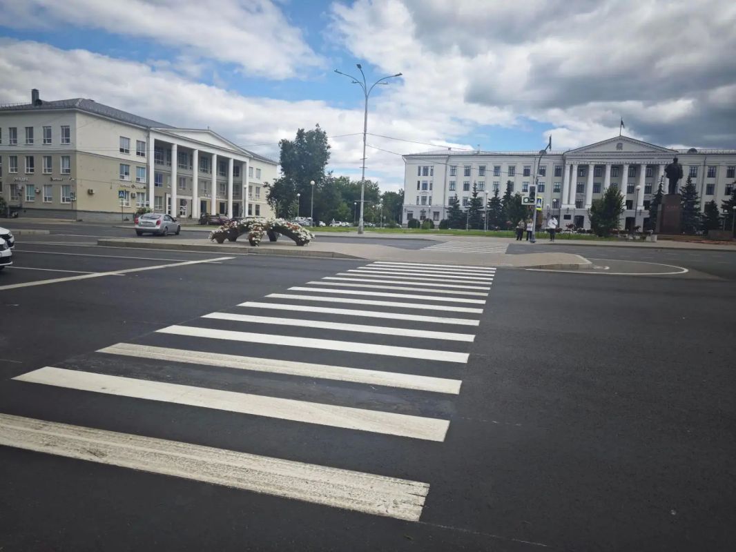 Разметку на пешеходных переходах обновили на площади Ленина в Пскове Разметку на пешеходных переходах обновили на площади Ленина в Пскове