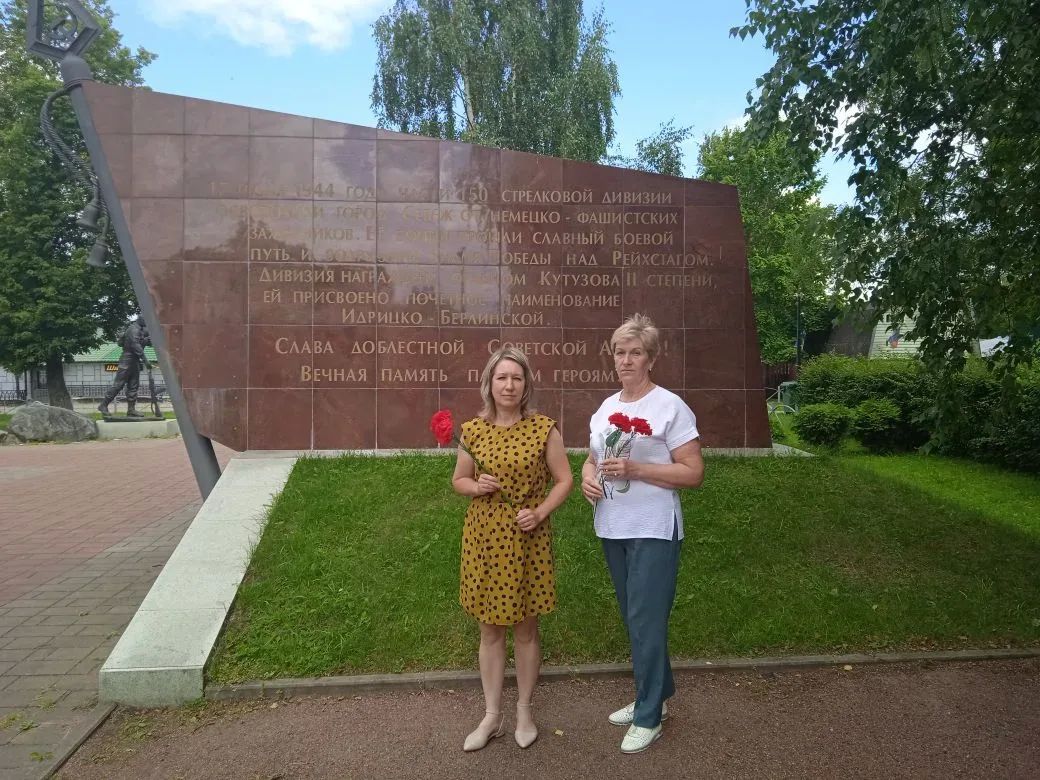 В честь 82-й годовщины освобождения от немецко-фашистских захватчиков сотрудники Управления Федерального казначейства по Псковской области возложили цветы к памятникам воинам-освободителям, партизанам и подпольщикам в... В честь 82-й годовщины освобождения от немецко-фашистских захватчиков сотрудники Управления Федерального казначейства по Псковской области возложили цветы к памятникам воинам-освободителям, партизанам и подпольщикам в...