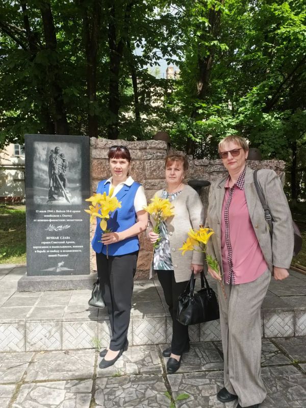 В честь 82-й годовщины освобождения от немецко-фашистских захватчиков сотрудники Управления Федерального казначейства по Псковской области возложили цветы к памятникам воинам-освободителям, партизанам и подпольщикам в... В честь 82-й годовщины освобождения от немецко-фашистских захватчиков сотрудники Управления Федерального казначейства по Псковской области возложили цветы к памятникам воинам-освободителям, партизанам и подпольщикам в...