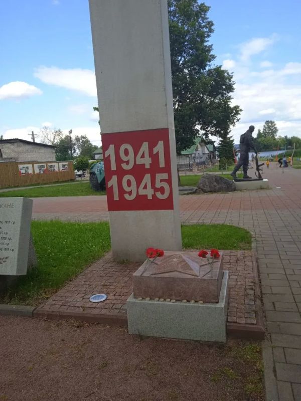 В честь 82-й годовщины освобождения от немецко-фашистских захватчиков сотрудники Управления Федерального казначейства по Псковской области возложили цветы к памятникам воинам-освободителям, партизанам и подпольщикам в... В честь 82-й годовщины освобождения от немецко-фашистских захватчиков сотрудники Управления Федерального казначейства по Псковской области возложили цветы к памятникам воинам-освободителям, партизанам и подпольщикам в...
