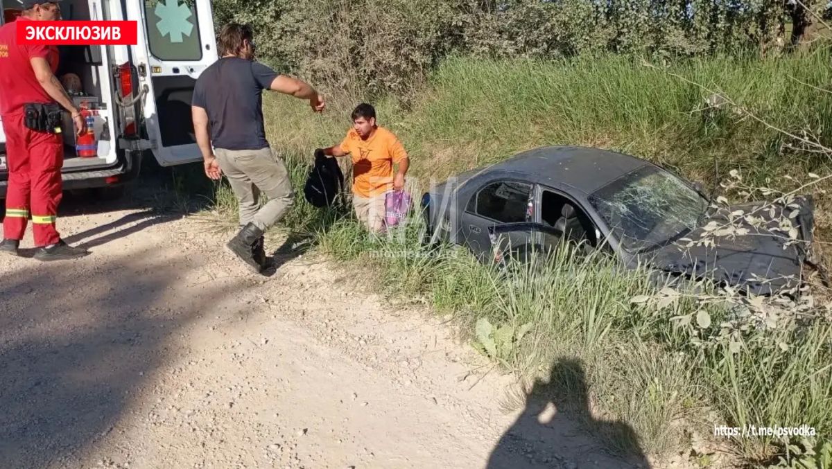 В Псковском районе, у деревни Ваулино, автомобиль Chevrolet Lanos вылетел в кювет В Псковском районе, у деревни Ваулино, автомобиль Chevrolet Lanos вылетел в кювет