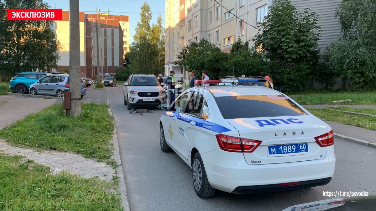 В Пскове, на Рижском проспекте у дома 75, водитель автомобиля Hyundai совершил наезд на девочку 2016 года рождения, которая двигалась на самокате В Пскове, на Рижском проспекте у дома 75, водитель автомобиля Hyundai совершил наезд на девочку 2016 года рождения, которая двигалась на самокате