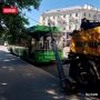 Фонарный столб рухнул на автобус в центре Пскова
