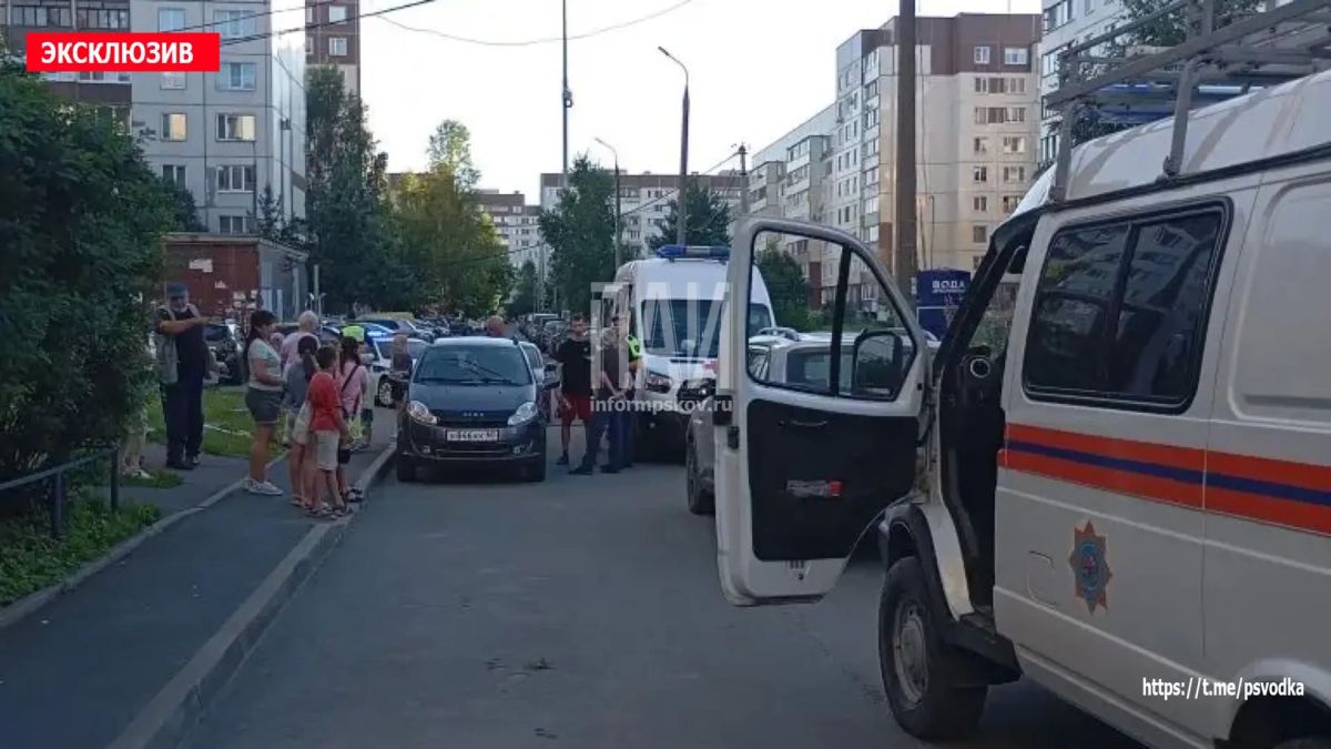 В Пскове, на Рижском проспекте у дома 75, водитель автомобиля Hyundai совершил наезд на девочку 2016 года рождения, которая двигалась на самокате В Пскове, на Рижском проспекте у дома 75, водитель автомобиля Hyundai совершил наезд на девочку 2016 года рождения, которая двигалась на самокате