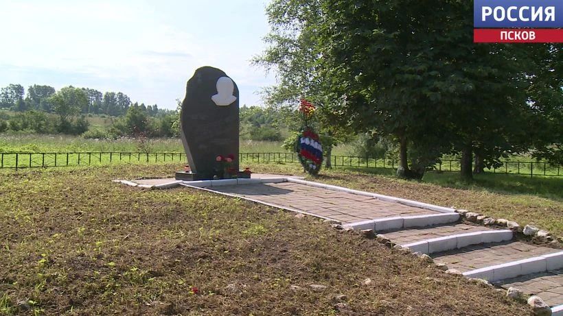 Ценой жизни отвел самолет от зрителей: память Героя России Тимура Апакидзе почтили в Острове Ценой жизни отвел самолет от зрителей: память Героя России Тимура Апакидзе почтили в Острове
