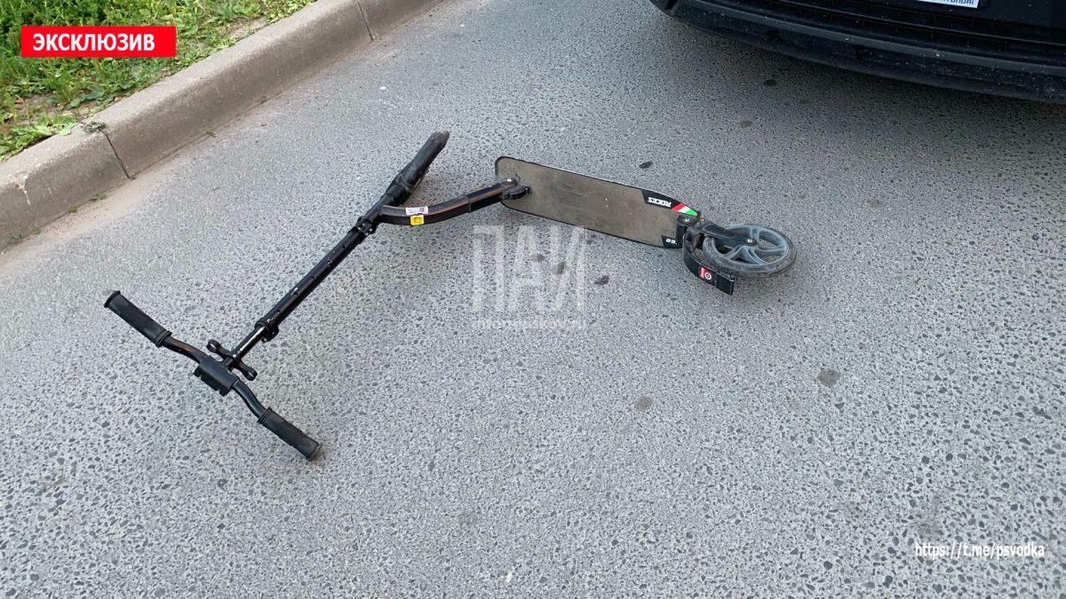 В Пскове, на Рижском проспекте у дома 75, водитель автомобиля Hyundai совершил наезд на девочку 2016 года рождения, которая двигалась на самокате В Пскове, на Рижском проспекте у дома 75, водитель автомобиля Hyundai совершил наезд на девочку 2016 года рождения, которая двигалась на самокате