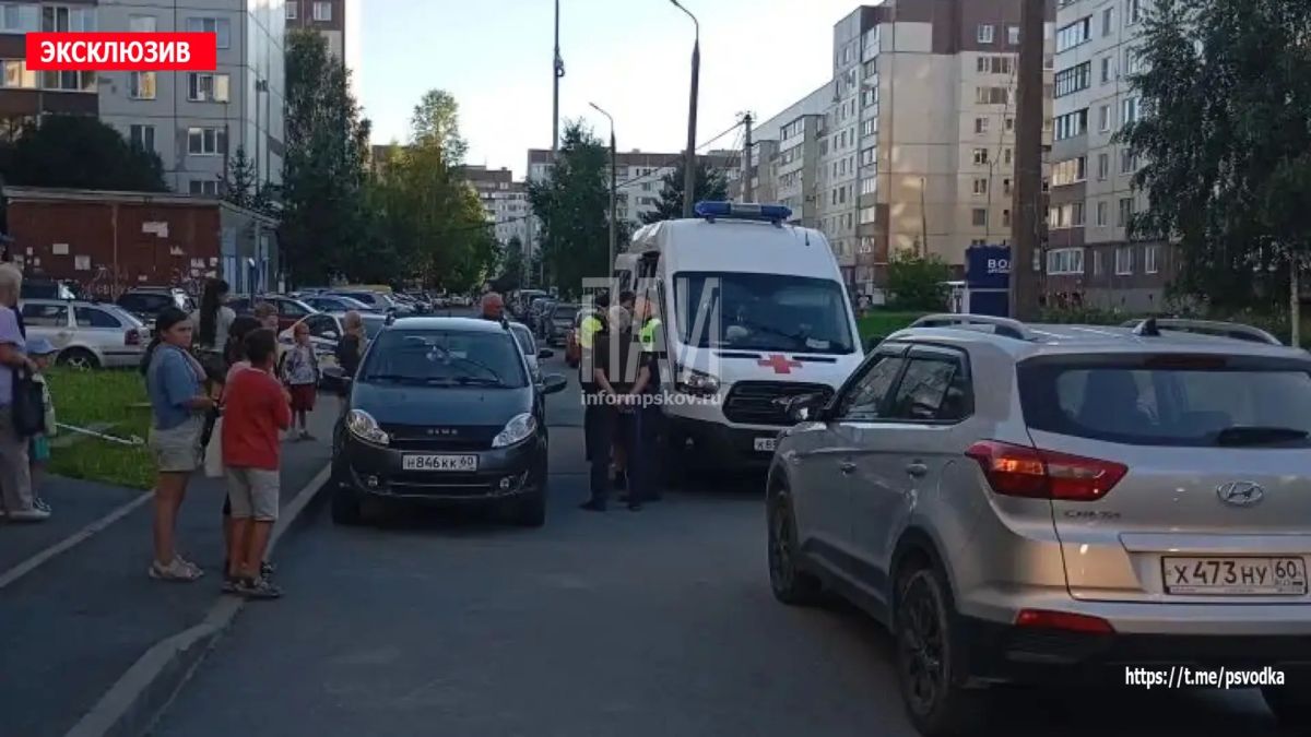 В Пскове, на Рижском проспекте у дома 75, водитель автомобиля Hyundai совершил наезд на девочку 2016 года рождения, которая двигалась на самокате В Пскове, на Рижском проспекте у дома 75, водитель автомобиля Hyundai совершил наезд на девочку 2016 года рождения, которая двигалась на самокате