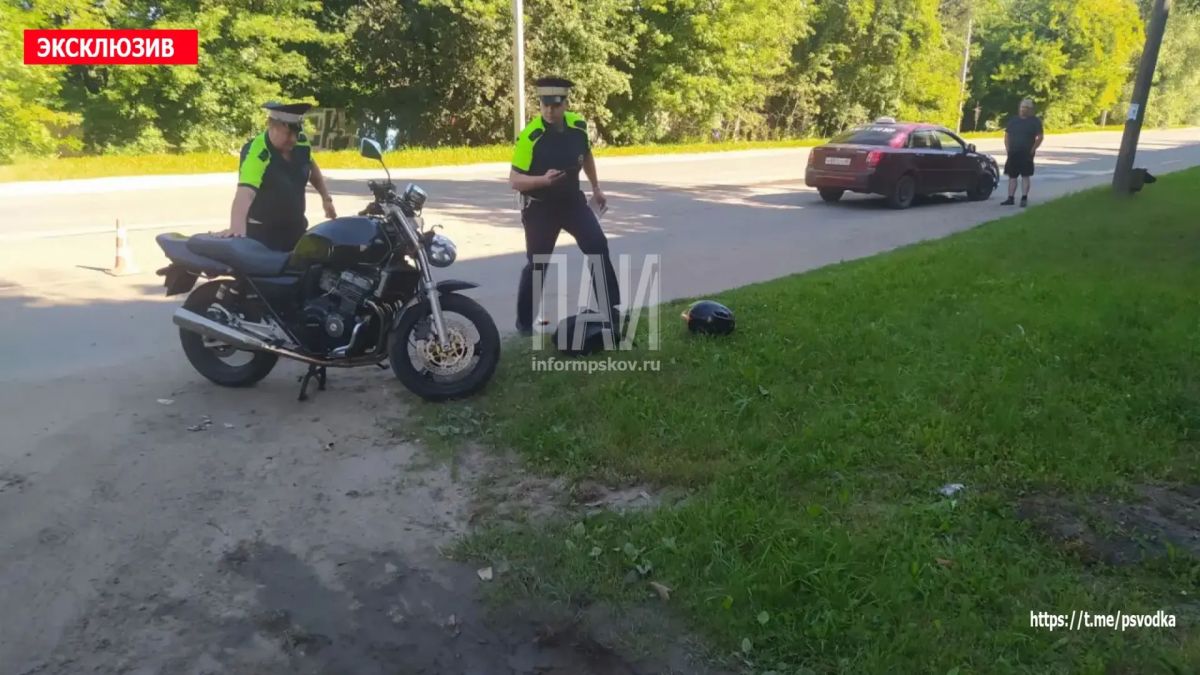 В Великих Луках, на улице Маршала Жукова у дома 26/13, произошло боковое столкновение мотоцикла и автомобиля Daewoo Gentra В Великих Луках, на улице Маршала Жукова у дома 26/13, произошло боковое столкновение мотоцикла и автомобиля Daewoo Gentra