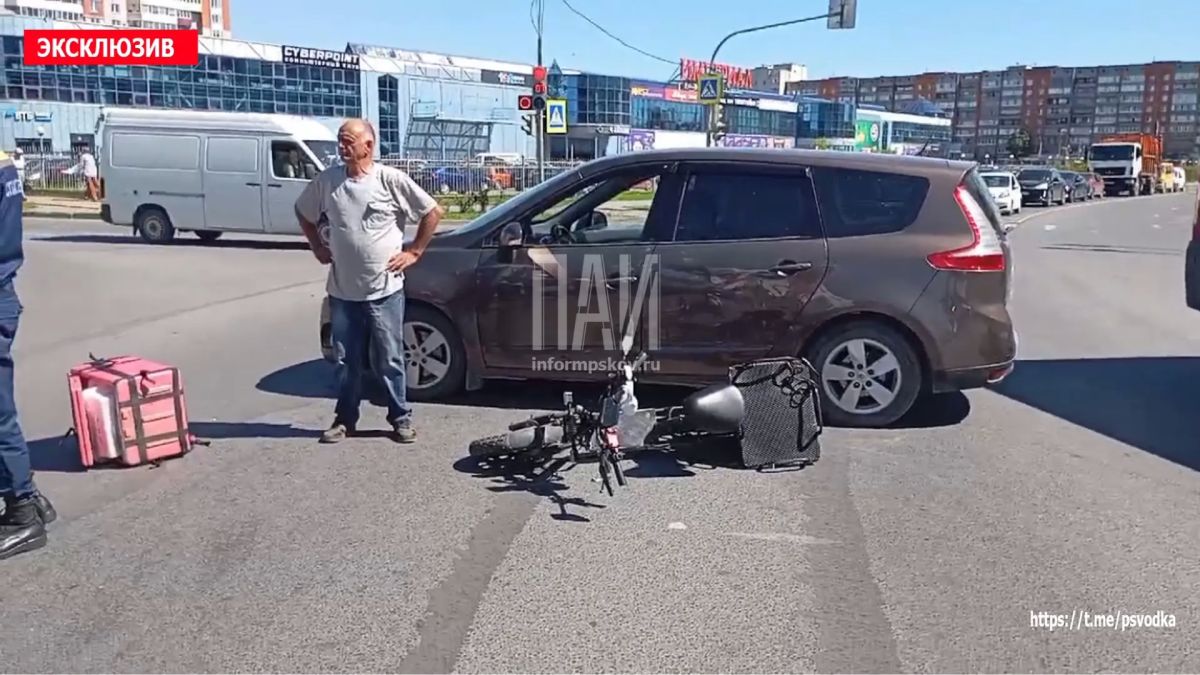 В Пскове, на улице Коммунальной у дома 44, произошло столкновение автомобиля Renault и электровелосипеда В Пскове, на улице Коммунальной у дома 44, произошло столкновение автомобиля Renault и электровелосипеда