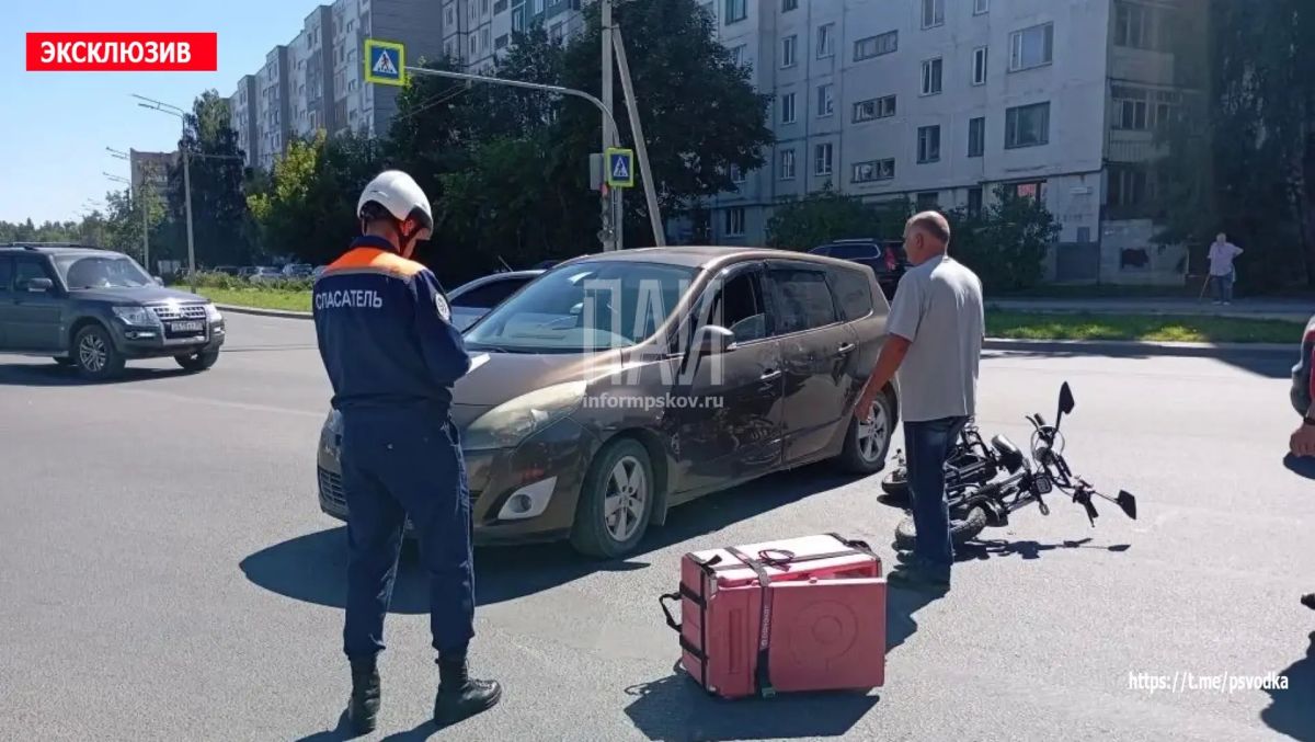 В Пскове, на улице Коммунальной у дома 44, произошло столкновение автомобиля Renault и электровелосипеда В Пскове, на улице Коммунальной у дома 44, произошло столкновение автомобиля Renault и электровелосипеда