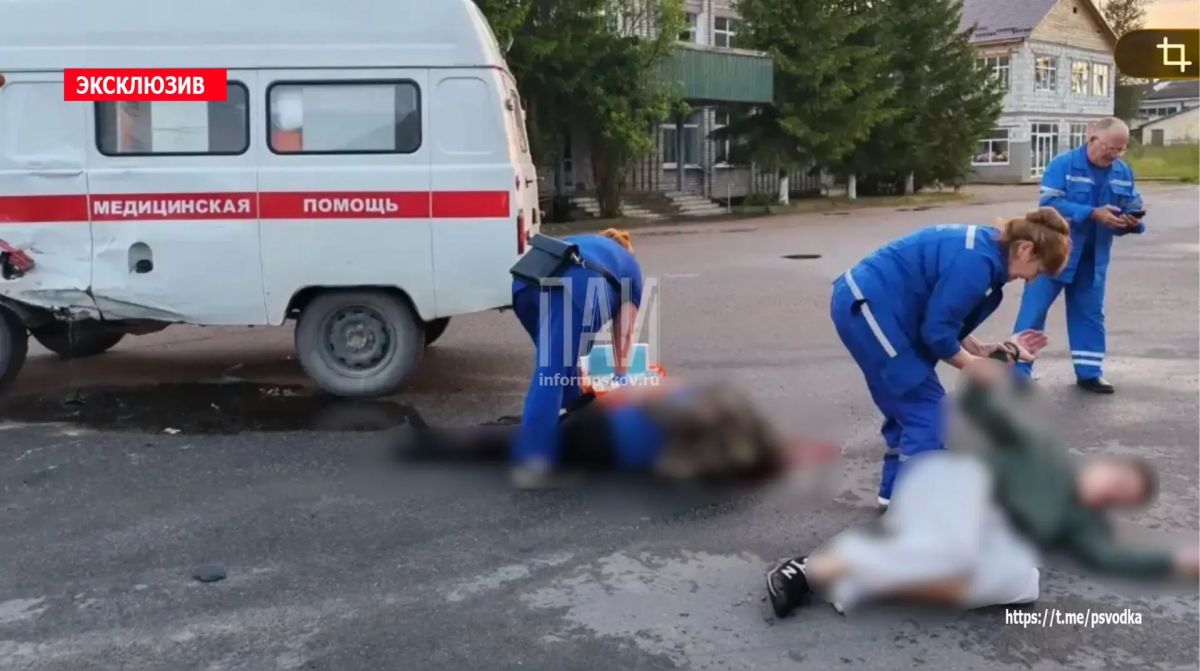 В Плюссе, на перекрестке улиц Железнодорожной и Ленина, скутер с двумя подростками, находившимися без шлемов, совершил столкновение с автомобилем скорой помощи В Плюссе, на перекрестке улиц Железнодорожной и Ленина, скутер с двумя подростками, находившимися без шлемов, совершил столкновение с автомобилем скорой помощи