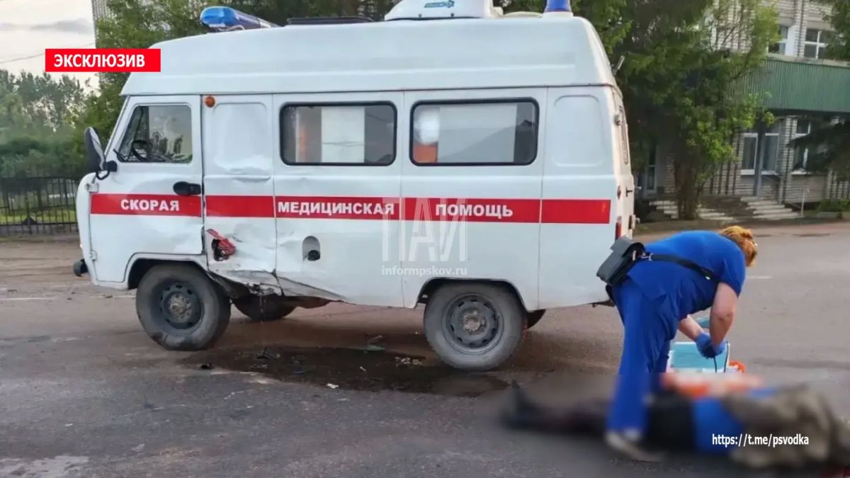 В Плюссе, на перекрестке улиц Железнодорожной и Ленина, скутер с двумя подростками, находившимися без шлемов, совершил столкновение с автомобилем скорой помощи В Плюссе, на перекрестке улиц Железнодорожной и Ленина, скутер с двумя подростками, находившимися без шлемов, совершил столкновение с автомобилем скорой помощи