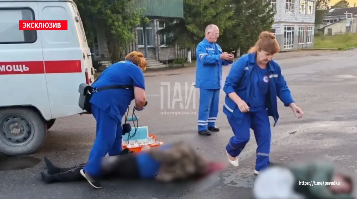 В Плюссе, на перекрестке улиц Железнодорожной и Ленина, скутер с двумя подростками, находившимися без шлемов, совершил столкновение с автомобилем скорой помощи В Плюссе, на перекрестке улиц Железнодорожной и Ленина, скутер с двумя подростками, находившимися без шлемов, совершил столкновение с автомобилем скорой помощи