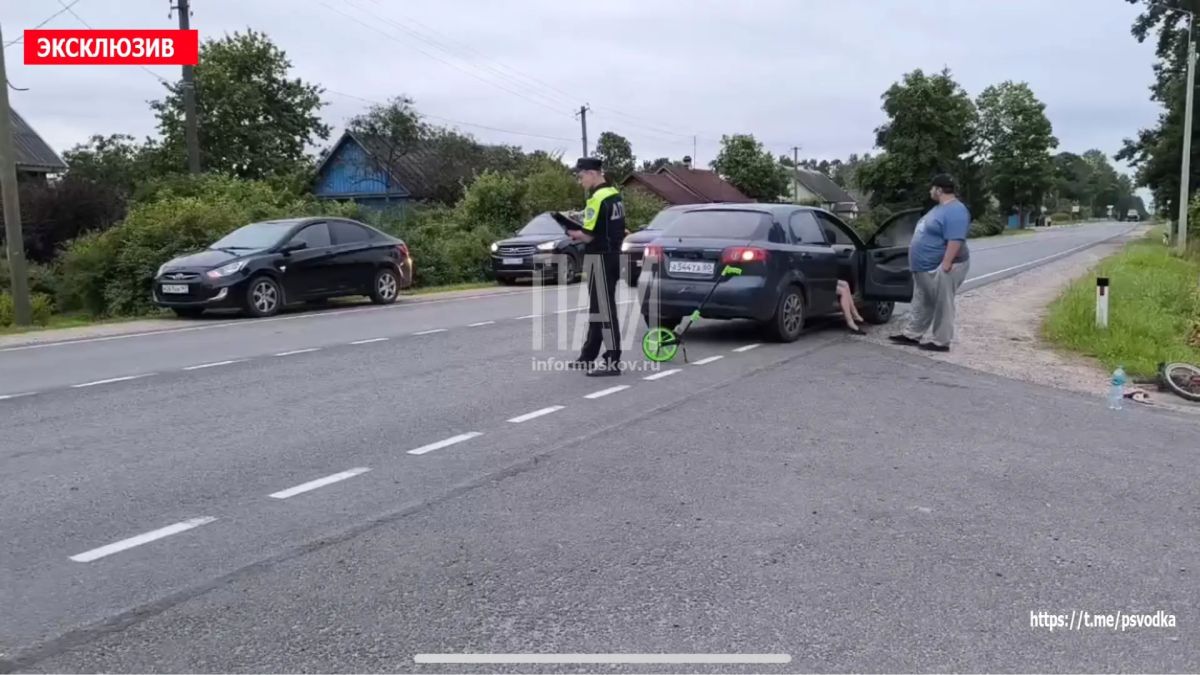 В Гдовском районе, в деревне Добручи около здания почты, водитель автомобиля Chevrolet, девушка, совершила наезд на девочку 5 лет на нерегулируемом пешеходном переходе В Гдовском районе, в деревне Добручи около здания почты, водитель автомобиля Chevrolet, девушка, совершила наезд на девочку 5 лет на нерегулируемом пешеходном переходе