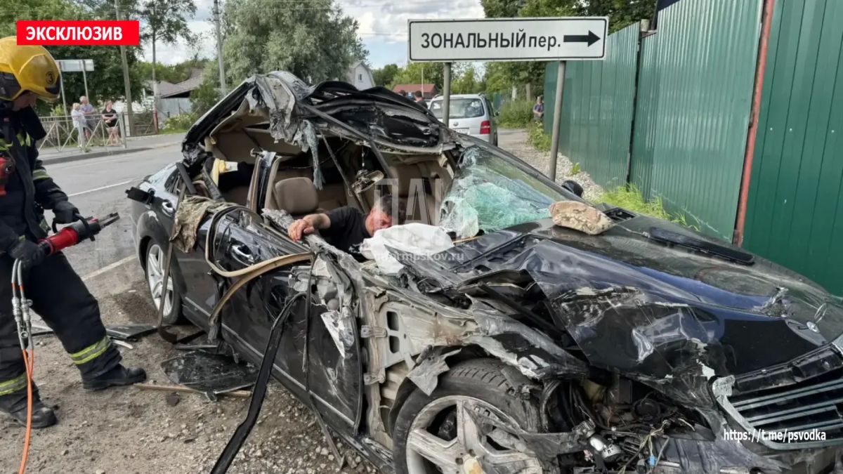 В Пскове, на перекрестке Зонального шоссе и улицы Николая Васильева у дома 5/1, произошло столкновение автомобилей Mercedes и ГАЗ В Пскове, на перекрестке Зонального шоссе и улицы Николая Васильева у дома 5/1, произошло столкновение автомобилей Mercedes и ГАЗ