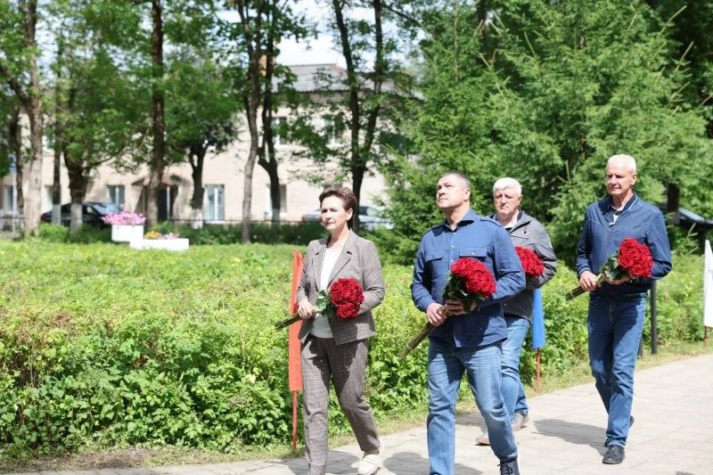 Михаил Ведерников возложил цветы к мемориалам в Острове и Пыталово Михаил Ведерников возложил цветы к мемориалам в Острове и Пыталово