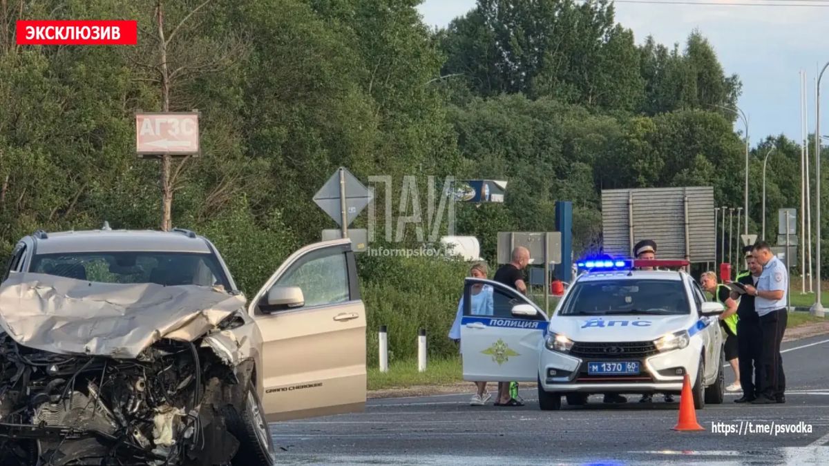 В Невельском районе, на 519-м километре трассы, у перекрестка с АЗС «Роснефть», фура МАЗ совершила столкновение с внедорожником Grand Cherokee В Невельском районе, на 519-м километре трассы, у перекрестка с АЗС «Роснефть», фура МАЗ совершила столкновение с внедорожником Grand Cherokee