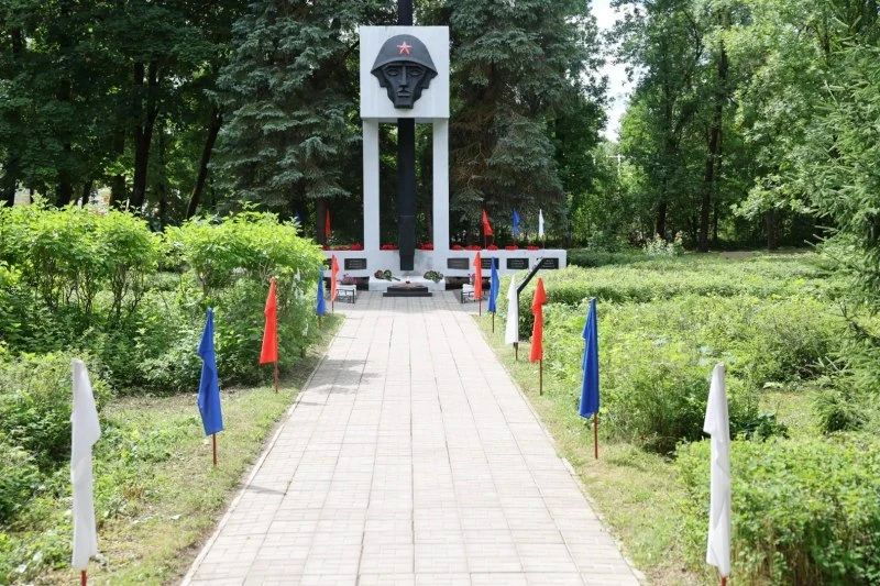 Михаил Ведерников возложил цветы к мемориалам в Острове и Пыталово Михаил Ведерников возложил цветы к мемориалам в Острове и Пыталово