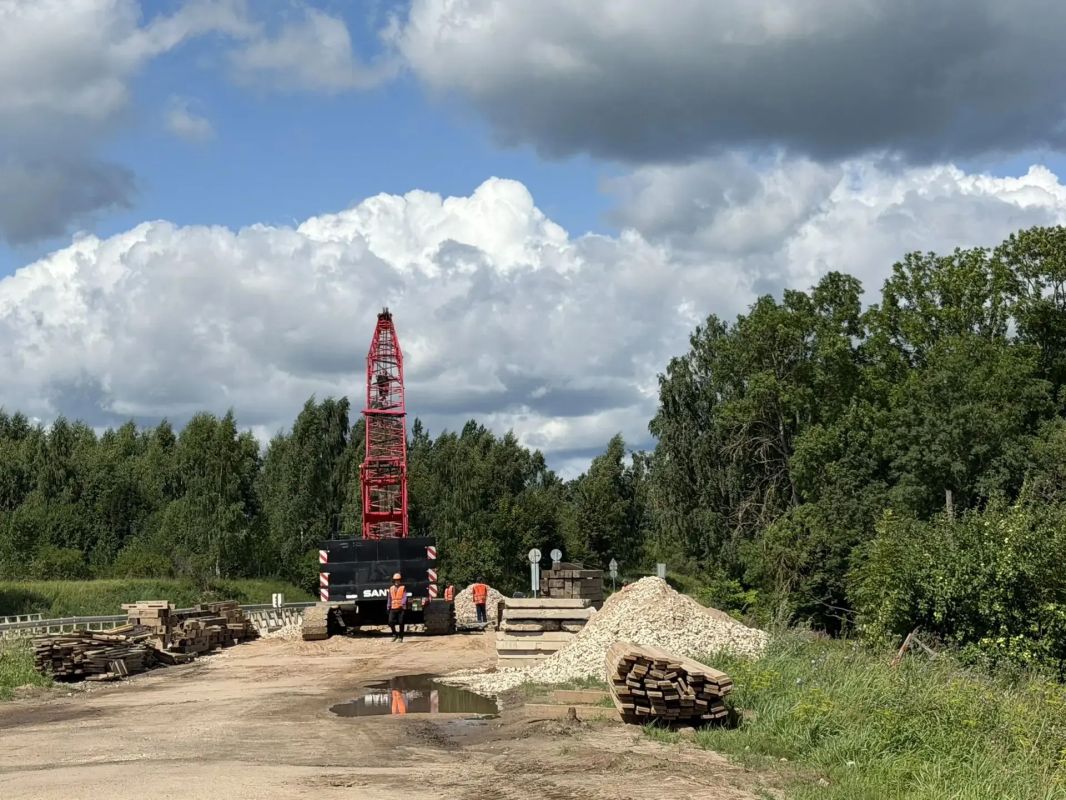 Масштабные работы развернуты по обновлению моста через реку Кухва в Пыталовском районе Масштабные работы развернуты по обновлению моста через реку Кухва в Пыталовском районе
