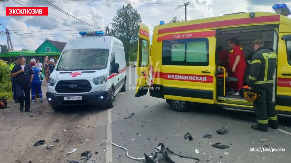 В Пскове, на перекрестке Зонального шоссе и улицы Николая Васильева у дома 5/1, произошло столкновение автомобилей Mercedes и ГАЗ В Пскове, на перекрестке Зонального шоссе и улицы Николая Васильева у дома 5/1, произошло столкновение автомобилей Mercedes и ГАЗ