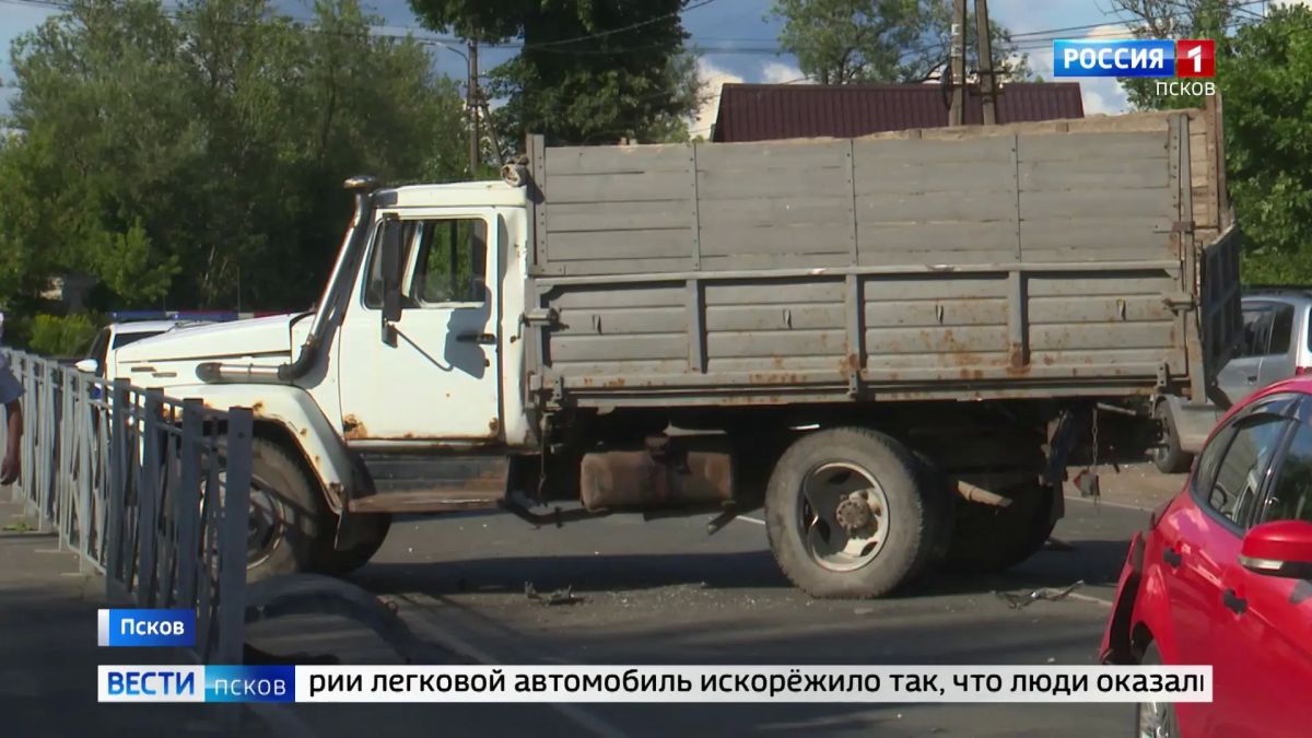 Три человека пострадали в серьезном ДТП, которое произошло сегодня в Любятово Три человека пострадали в серьезном ДТП, которое произошло сегодня в Любятово