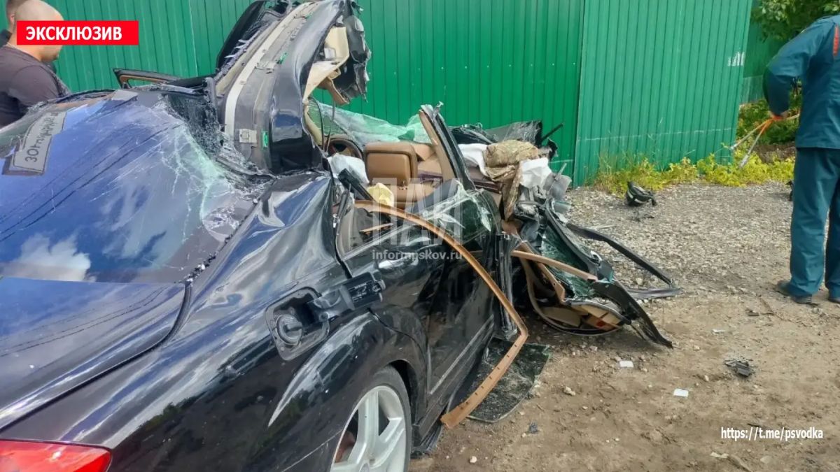 В Пскове, на перекрестке Зонального шоссе и улицы Николая Васильева у дома 5/1, произошло столкновение автомобилей Mercedes и ГАЗ В Пскове, на перекрестке Зонального шоссе и улицы Николая Васильева у дома 5/1, произошло столкновение автомобилей Mercedes и ГАЗ