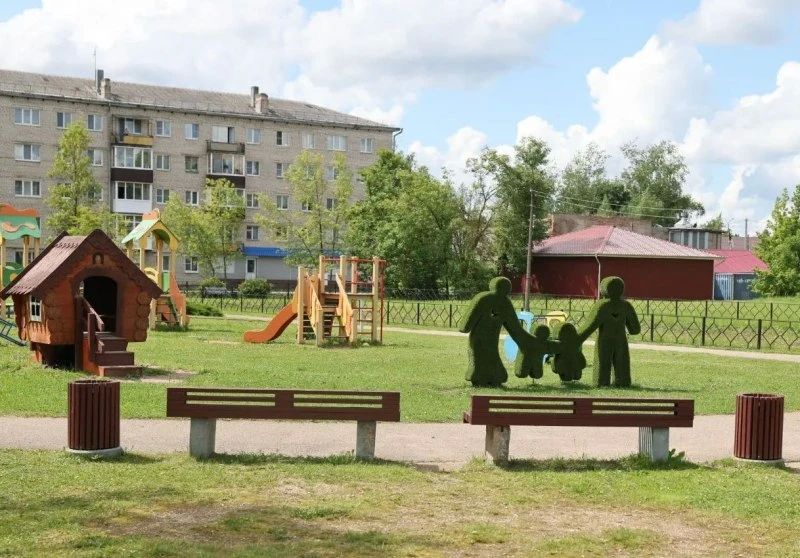 В Пыталово обновляют скверы и парк благодаря ФКГС В Пыталово обновляют скверы и парк благодаря ФКГС