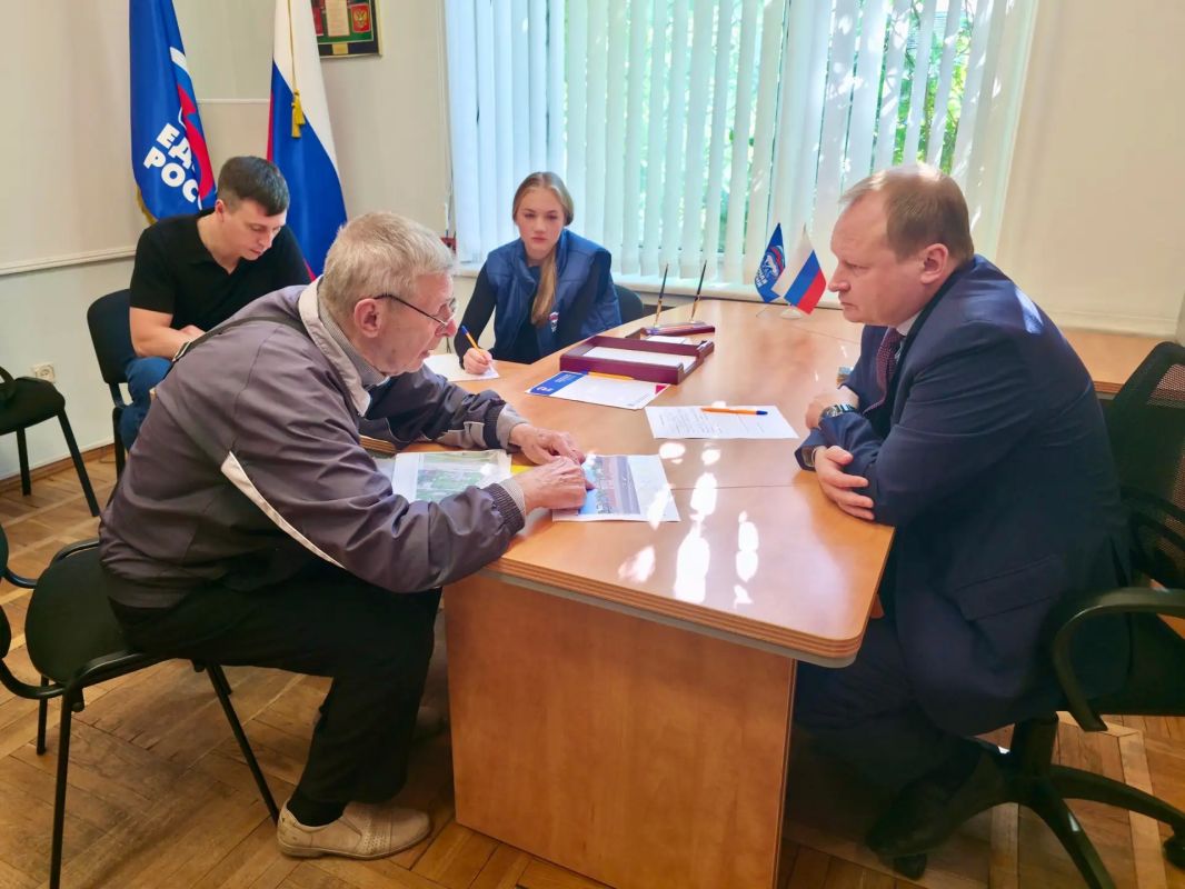 Депутат Псковской городской Думы Антон Мороз провёл личный приём граждан